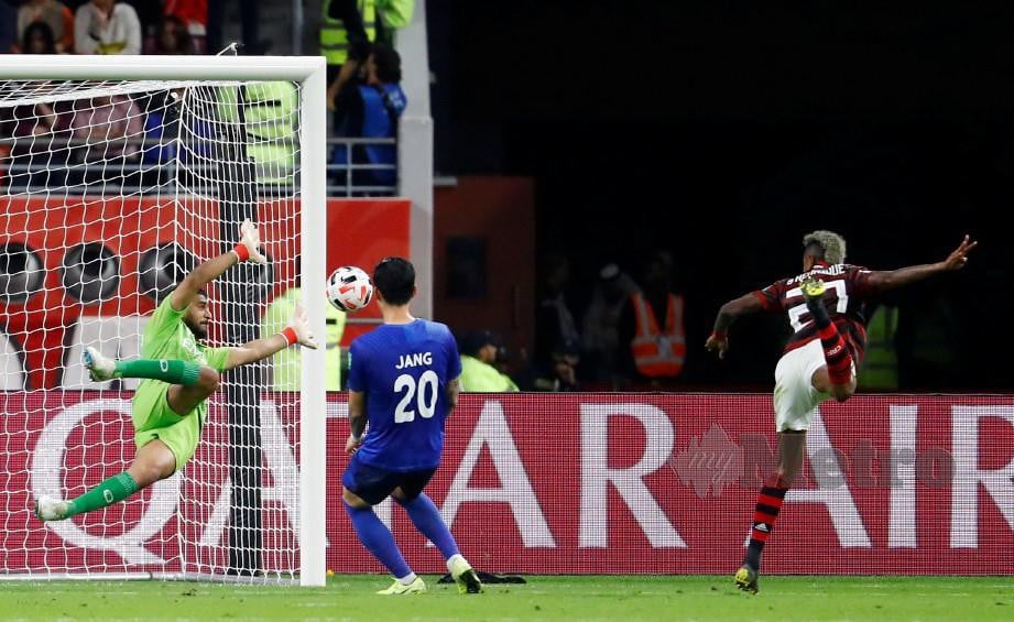 BRUNO Henrique (kanan) menjaringkan gol kedua Flamengo di Stadium Antarabangsa Khalifa. — FOTO Reuters