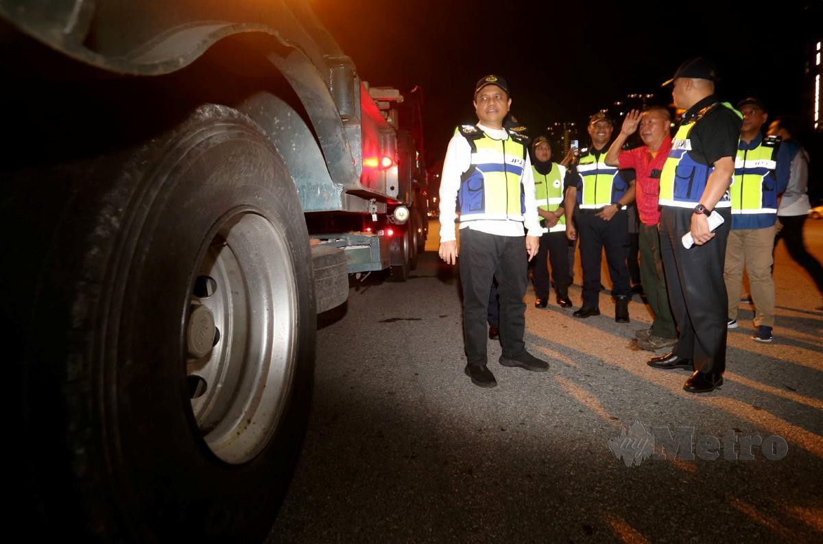 Aedy Fadly (kiri), memeriksa kenderaan berat yang melakukan kesalahan ketika Operasi Bersepadu Jabatan Pengangkutan Jalan (JPJ) di Plaza Tol Awan Besar (Timur), Kuala Lumpur. FOTO MOHAMAD SHAHRIL BADRI SAALI