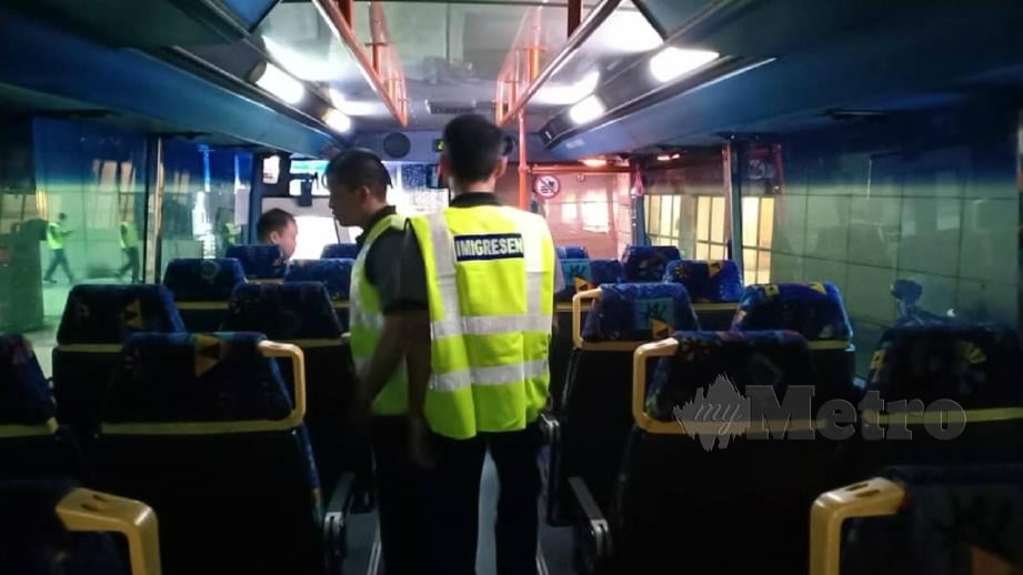 Anggota imigresen melakukan pemeriksaan dalam bas ketika operasi bersepadu di BSI Johor Bahru, semalam. Foto Ihsan JIM 