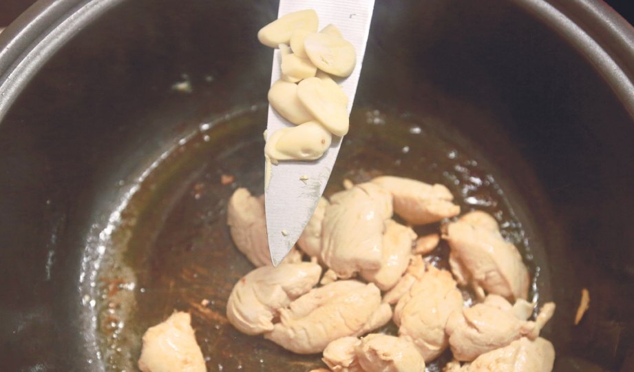 2. APABILA ayam sudah sedikit masak masukkan bawang putih kacau sehingga naik bau.