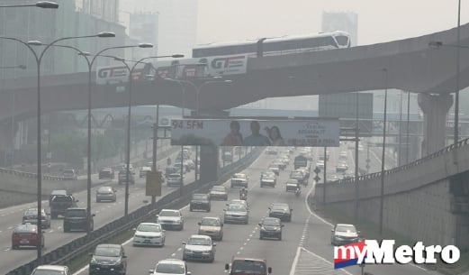 PETALING JAYA  04 OCTOBER 2015.     Cuaca jerebu di Jalan Persekutuan,Petaling Jaya.   Indeks Pencemaran Udara (IPU) menunjukkan bacaan 257 setakat pagi ini.  NSTP/Surianie Mohd Hanif