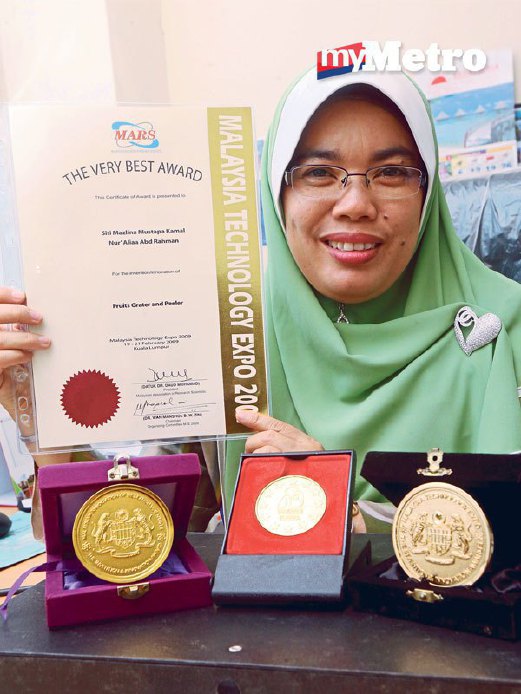 DR Siti Mazlina bersama pingat dimenangi.