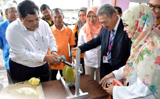 ABDUL Shukur melakukan simbolik guna alat pembelah untuk membuka durian ketika merasmikan Fiesta Buah Tempatan FAMA/AEON di AEON Alma, Pulau Pinang, bari-baru ini.