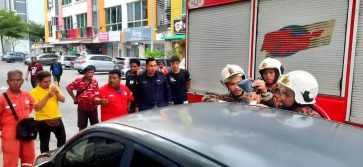 Pasukan Bomba dan Penyelamat Port Dickson menyelamatkan dua kanak-kanak yang terperangkap dalam kereta yang terkunci dari dalam di depan sebuah premis di PD Waterfront. FOTO Ihsan Bomba