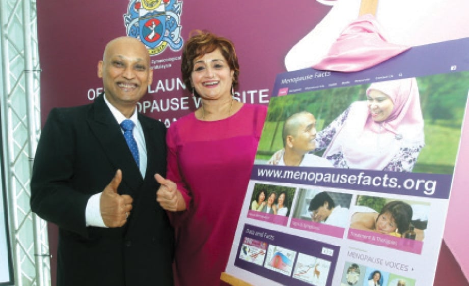 DR Thaneemalai (kiri) dan Dr Premitha bersama paparan muka depan laman sesawang mengenai menopaus yang baru dilancarkan.