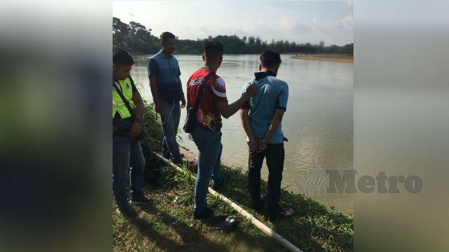 SUSPEK lelaki dibawa ke lokasi dia membuang mayat bayi perempuan di Sungai Perak, Bota. FOTO ihsan polis