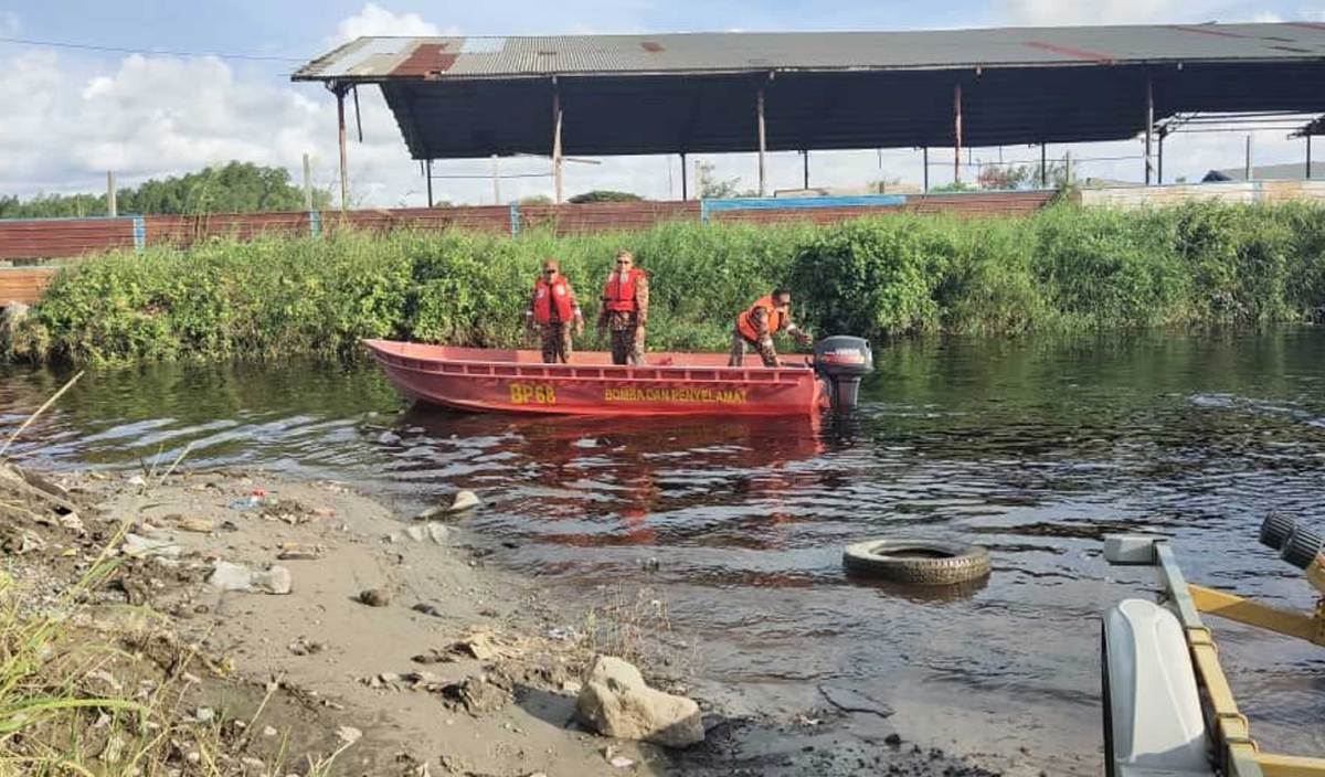 ANGGOTA bomba mencari warga Indonesia yang didakwa disambar buaya di Sungai Bilat, Kuala Baram, Miri. FOTO Ihsan bomba
