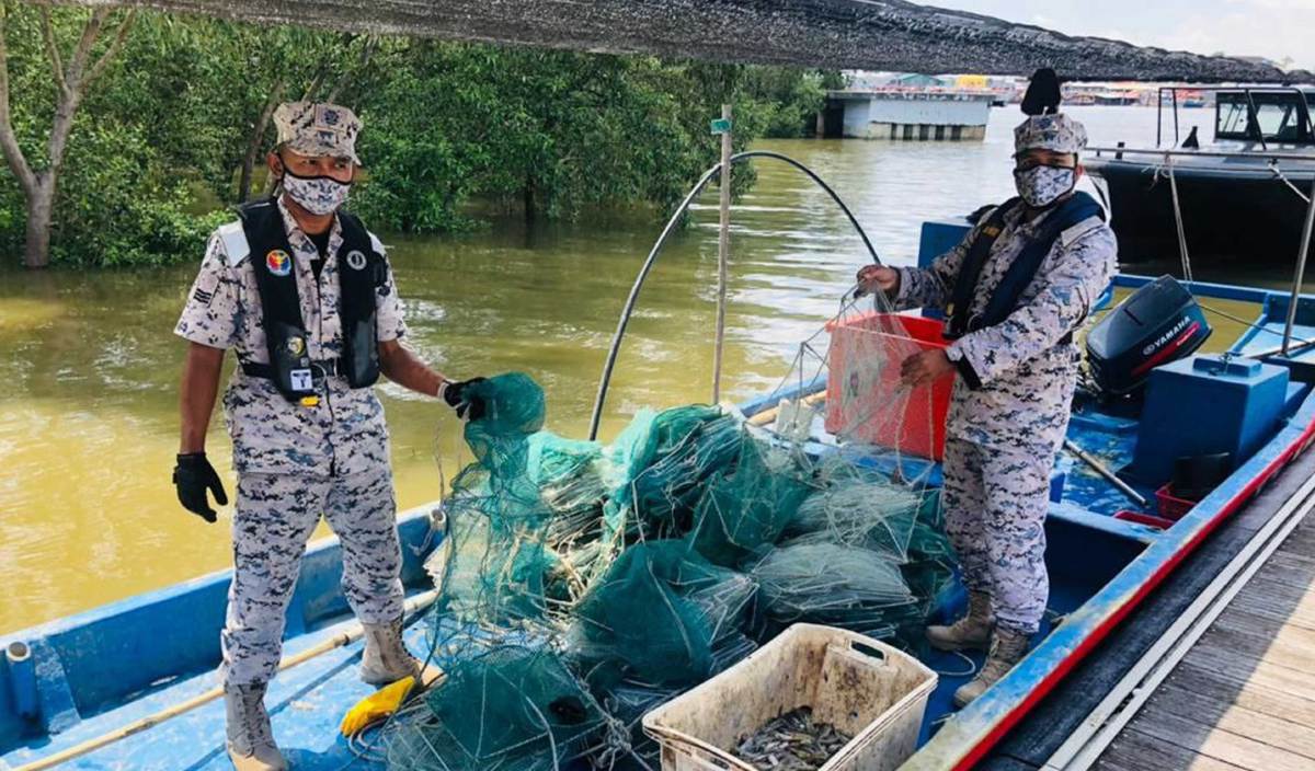 SEBAHAGIAN daripada 746 bubu naga yang dirampas sepanjang Januari hingga Selasa lalu di kawasan perairan Kedah yang dirampas Zon Maritim Kuala Kedah. FOTO Ihsan APMM