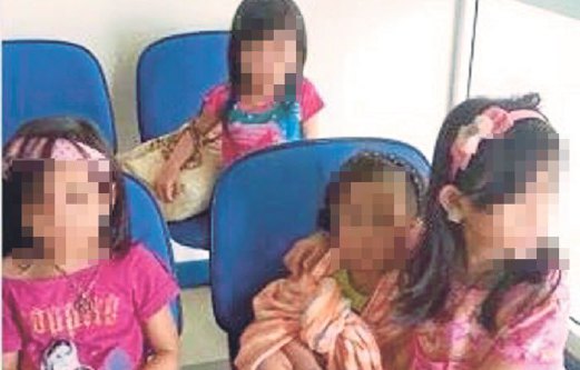 EMPAT kanak-kanak yang ditemui merayau-rayau di depan sebuah restoran di Sibu Jaya, Sabtu lalu.