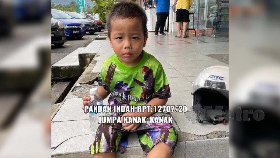 Kanak-kanak lelaki berusia antara empat ke lima tahun yang dijumpai berkeliaran di kawasan kedai Taman Putra, Ampang, hari ini. FOTO Ihsan PDRM