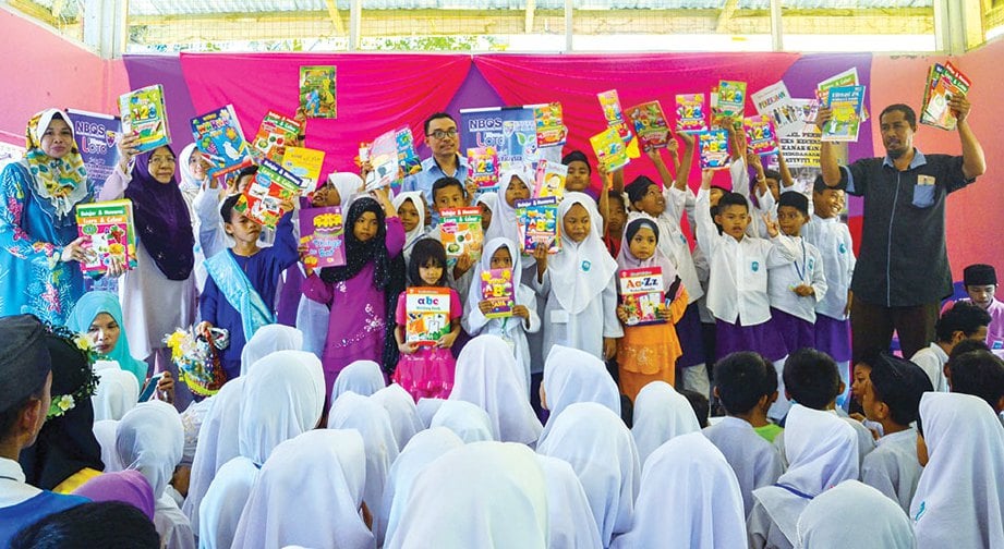 SUMBANGAN Buku Cerita Kanak-kanak kepada PPA Sabah. 