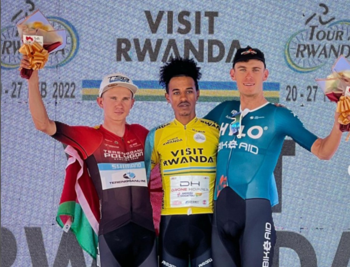 BUDIAK (kiri) bersama juara dan pemenang tempat ketiga Tour du Rwanda di Kigali. FOTO Instagram terengganupolygoncyclingteam