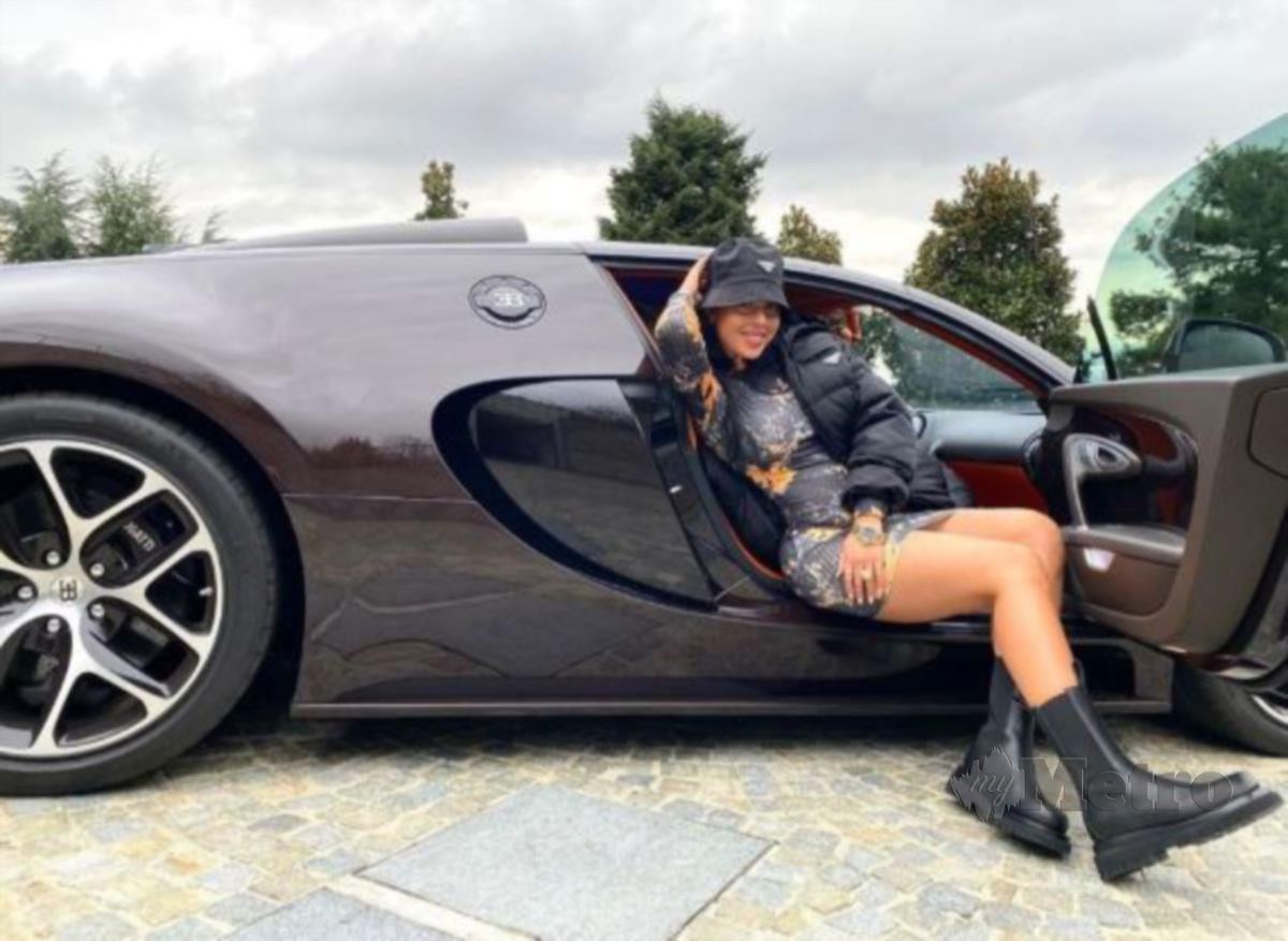Georgina bergaya di kereta Bugatti. FOTO TheSun