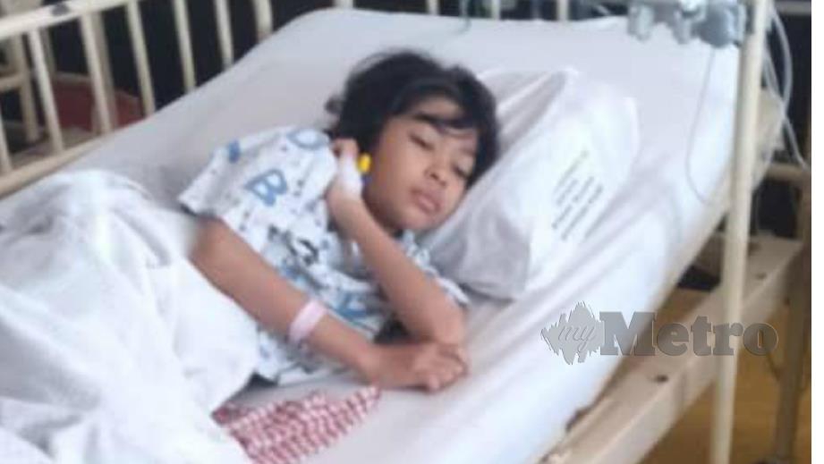 PUTERI Nor Farisha dirawat di Hospital Sultanah Nur Zahirah Kuala Terengganu selepas mengalami sakit perut dan muntah dipercayai akibat makan puding buih. FOTO ihsan keluarga. 