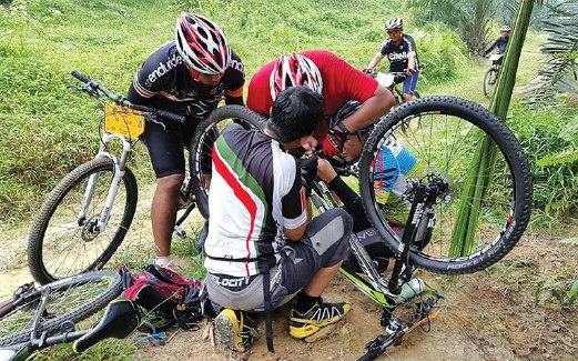BEBERAPA peserta menolong seorang pelumba yang mengalami kerosakan basikal.