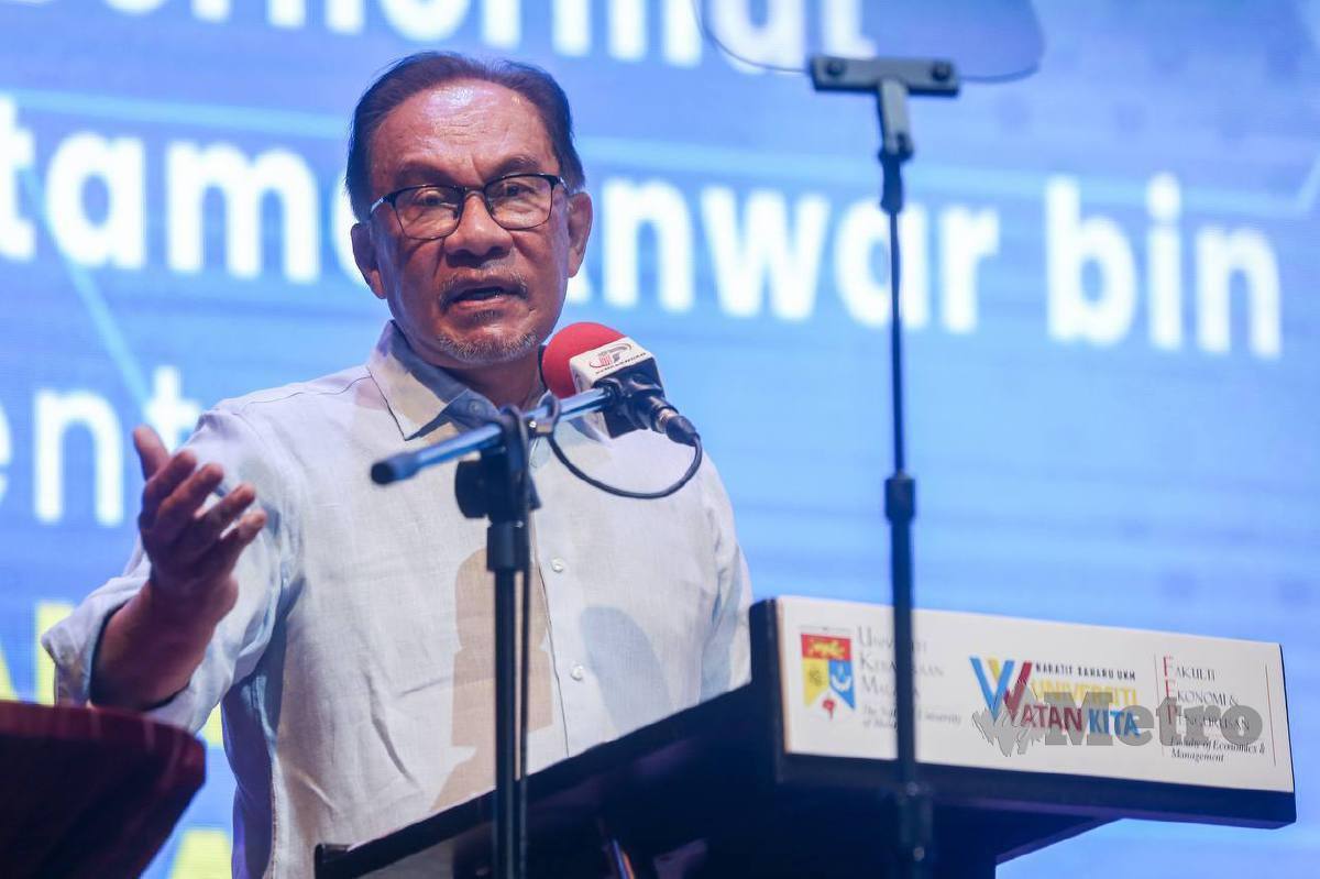 ANWAR berucap merasmikan Persidangan Kebangsaan Ekonomi Malaysia Ke-16. FOTO Danial Saad