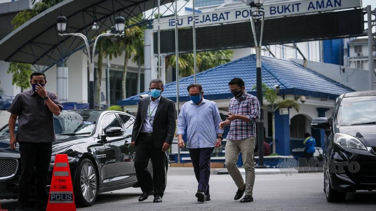 ANWAR keluar dari  Ibu Pejabat Polis Bukit Aman selepas memberi keterangan berhubung kes audio yang tular. FOTO Aswadi Alias. 