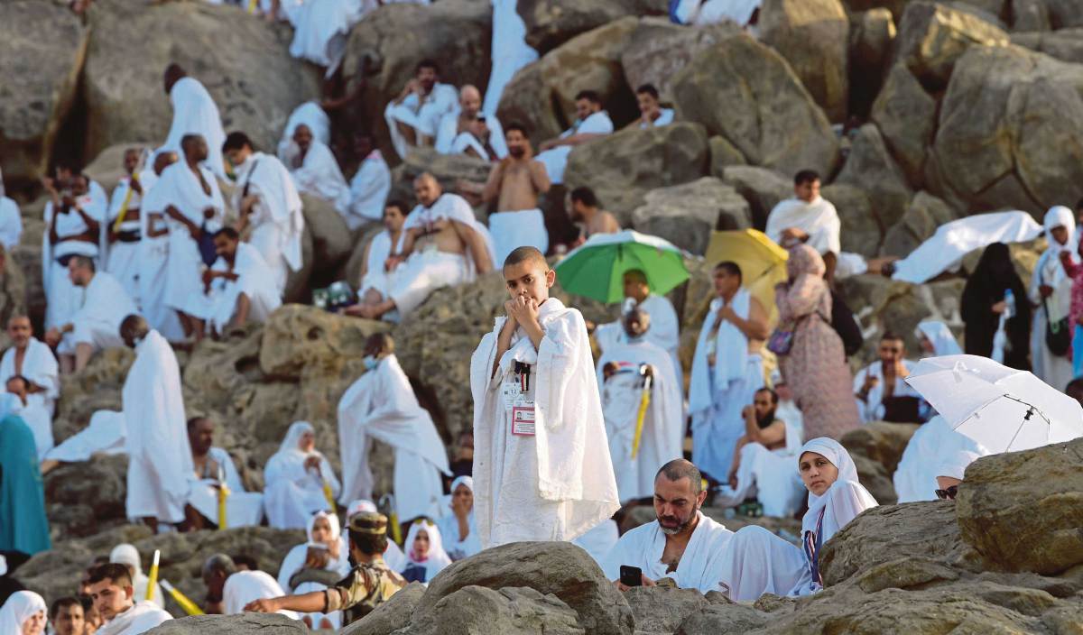 UMAT Islam memakai ihram putih ketika wukuf di Padang Arafah sebagai simbolik persamaan sesama manusia. FOTO AFP