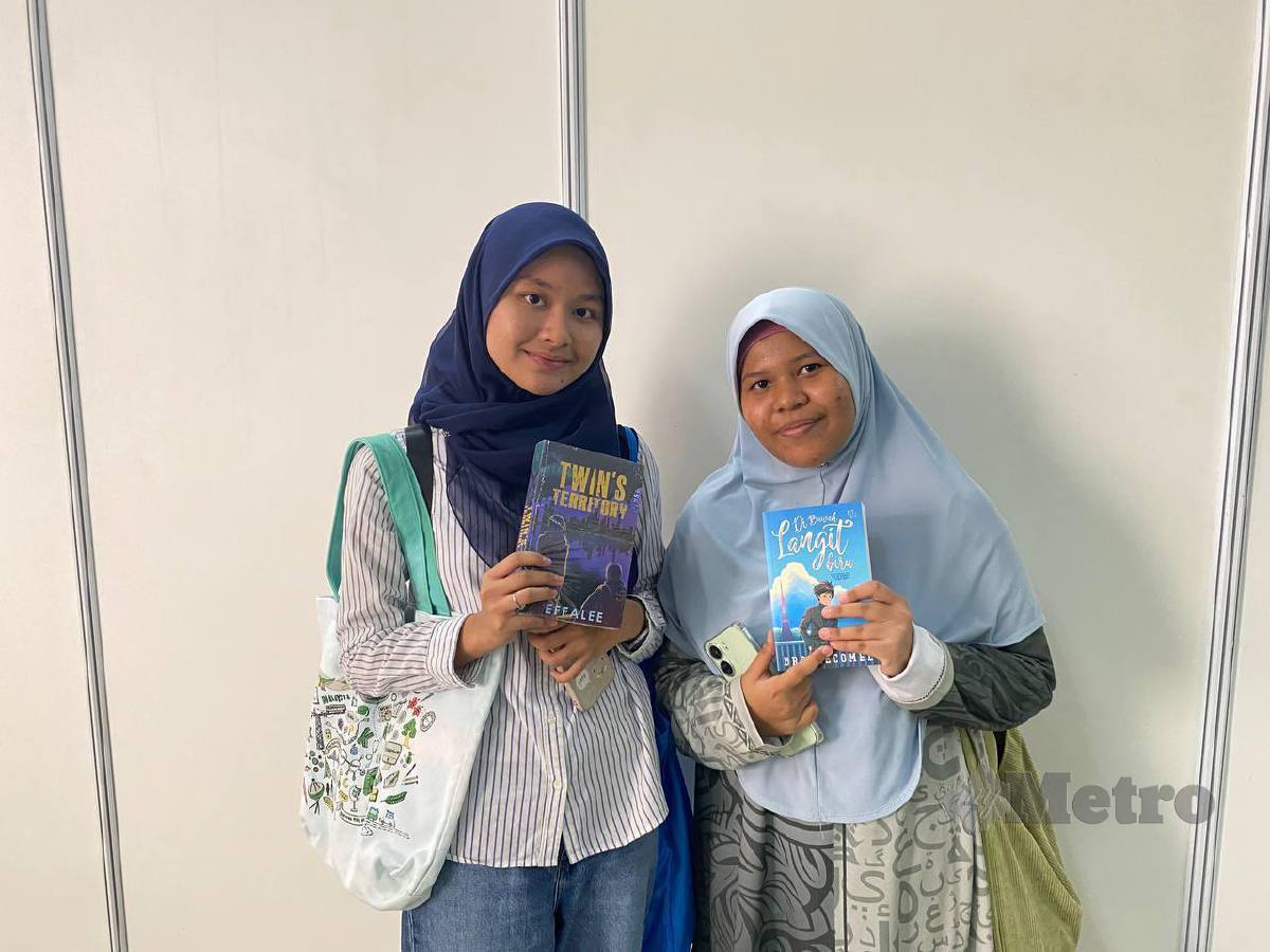NAWAL Sufiah (kanan) lebih meminati membaca buku bercetak. FOTO Nurul Najwa Mohd Noordin 