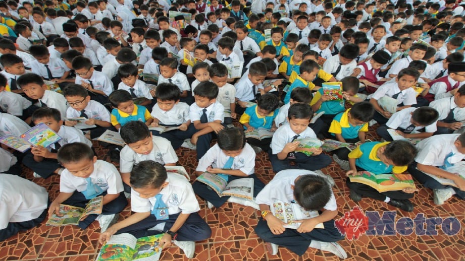 SEBAHAGIAN murid membaca buku serentak selama 10 minit sempena program Nadi Ilmu Amalan Membaca (NILAM) di Sekolah Kebangsaan Kubang Kerian 3, Kota Bharu, hari ini. FOTO Syamsi Suhaimi