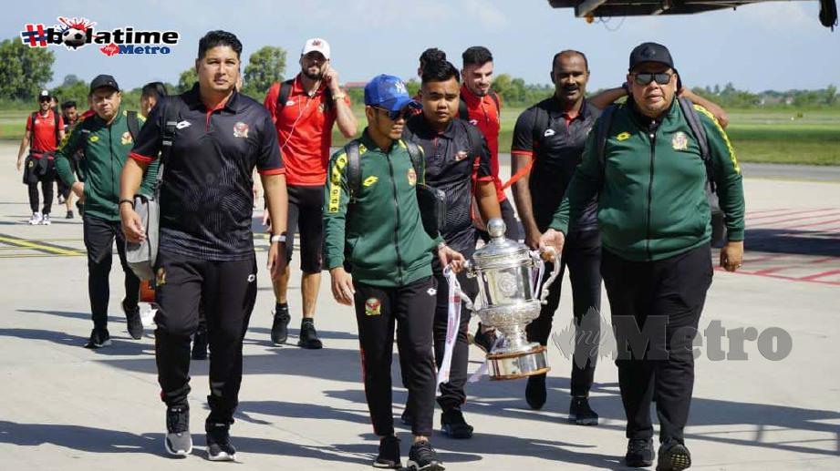 Ketua jurulatih Kedah, Aidil Sharin Sahak (kiri) bersama pemain Kedah tiba di Lapangan Terbang Sultan Abdul Halim (LTSAH) Alor Setar petang tadi. FOTO Ihsan KFA