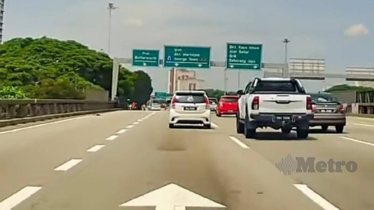 Gambar daripada video yang tular di FB menunjukkan sebuah pacuan empat roda menghimpit sebuah kereta di Kilometer 138.7 Lebuhraya Utara Selatan arah utara, dekat Bukit Mertajam pada Jumaat lalu. Foto Ihsan Pembaca