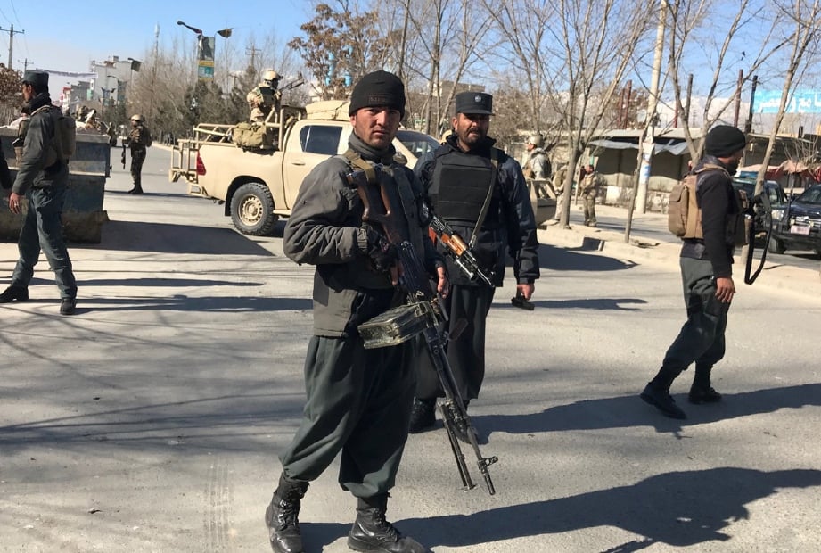 Anggota keselamatan Afghanistan berkawan dekat lokasi serangan bom di Kabul, menyebabkan 40 terbunuh, hari ini. - Foto REUTERS