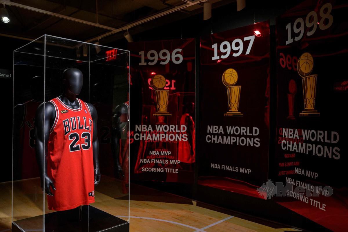 JERSI Michael Jordan yang bernilai RM45.8 juta. FOTO AFP