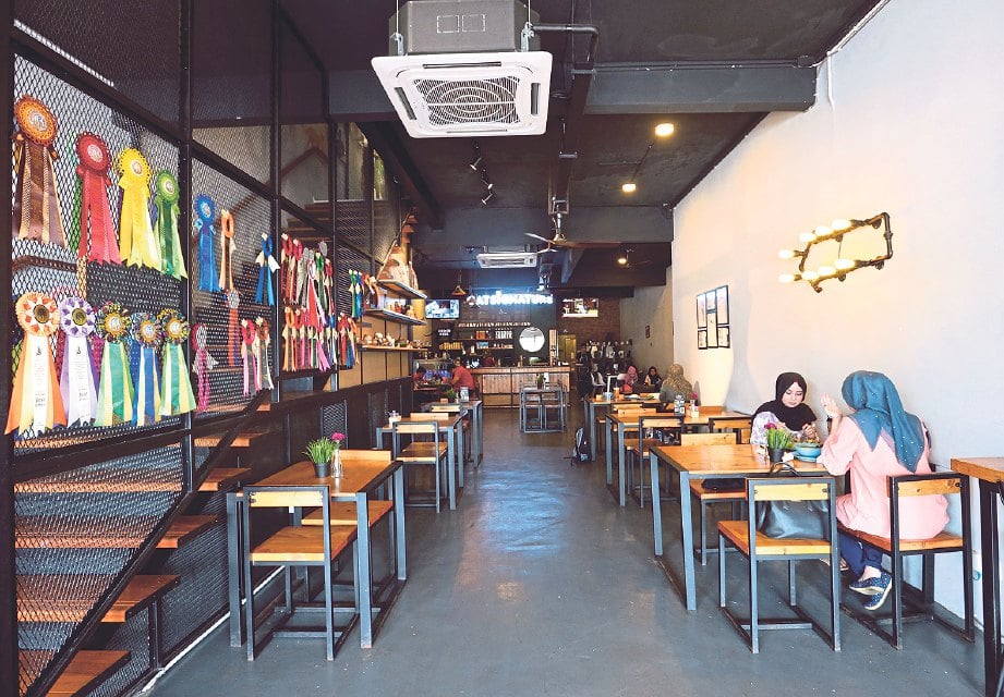 RUANG yang selesa  di tingkat bawah membolehkan pelanggan menikmati makanan enak cita rasa masakan Thailand. 