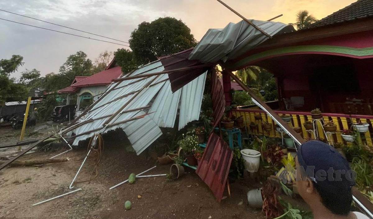 KEADAAN kediaman penduduk yang rosak teruk akibat dilanda ribut di Felda Palong Timur, Segamat, petang kelmarin. FOTO Ahmad Ismail 