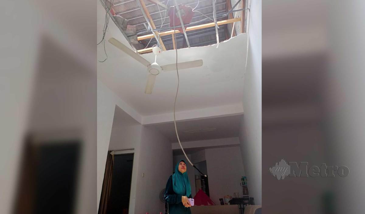 KEADAAN bumbung rumah mangsa, Adila yang rosak akibat puting beliung yang menyebabkan ibu mertuanya, Siti Mariam cedera di kepala ditimpa atap di Taman Bagan Kurnia, Chuah, Port Dickson. FOTO Mohd Khidir Zakaria