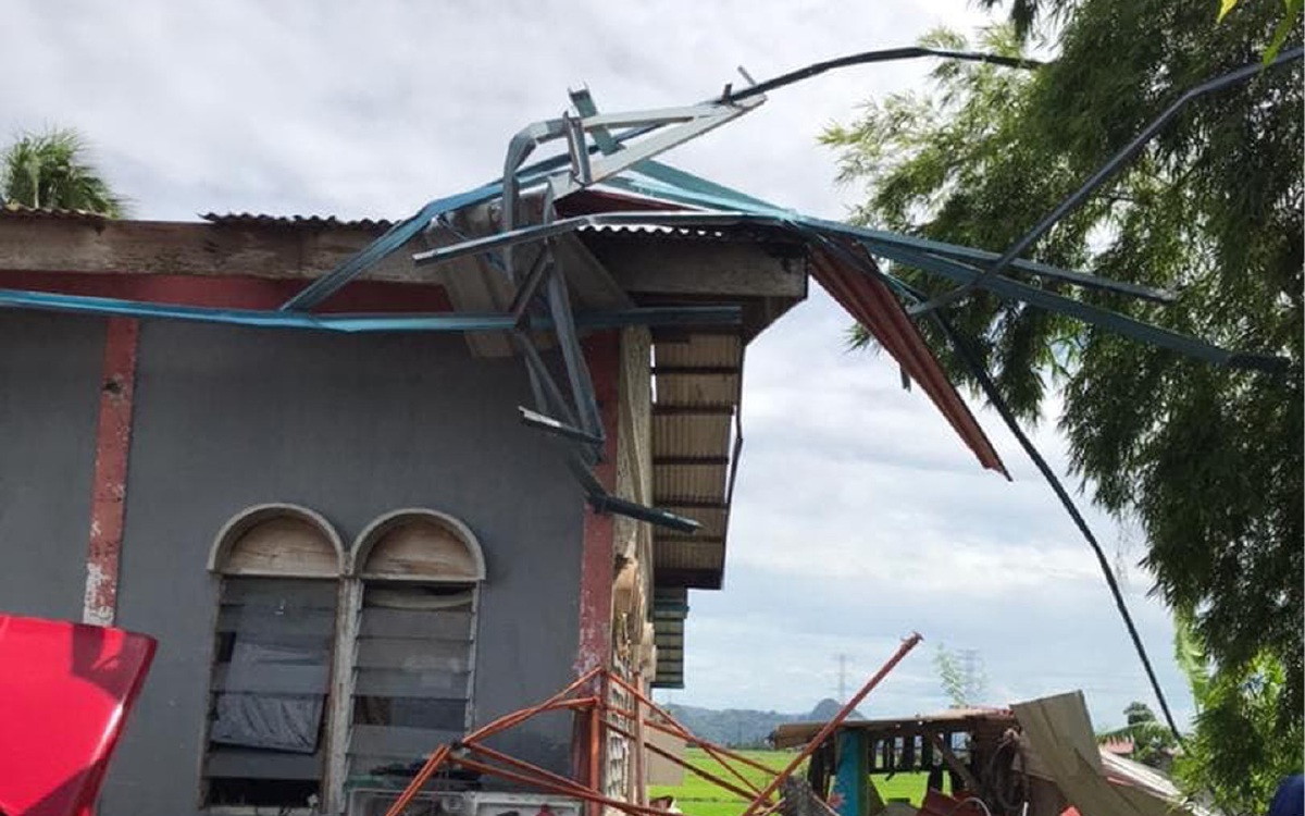 Anggota APM Perlis meninjau kemusnahan yang berlaku di rumah Sabri Hussin dalam kejadian angin kencang di Kampung Berembang, Simpang Empat hari ini. IHSAN APM PERLIS