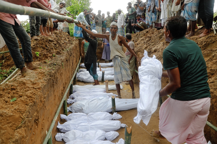 Mangsa lemas dikebumikan dalam satu liang lahad di Cox's Bazar, Bangladesh. - Foto REUTERS