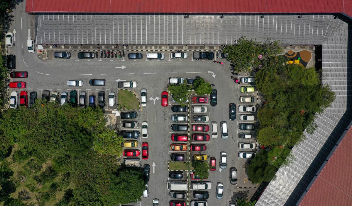 PEMANDANGAN udara ruang parkir yang disediakan untuk pengunjung di Medan Selera Bandar Sri Permaisuri, Kuala Lumpur.Namun parkir yang disediakan itu dikatakan tidak mencukupi berikutan pemilik pangsapuri berhampiran memakir kenderaan mereka di kawasan medan selera terbabit. Keadaan terbabit, sekali gus menyusahkan pelanggan yang mahu berkunjung di situ. FOTO BERNAMA