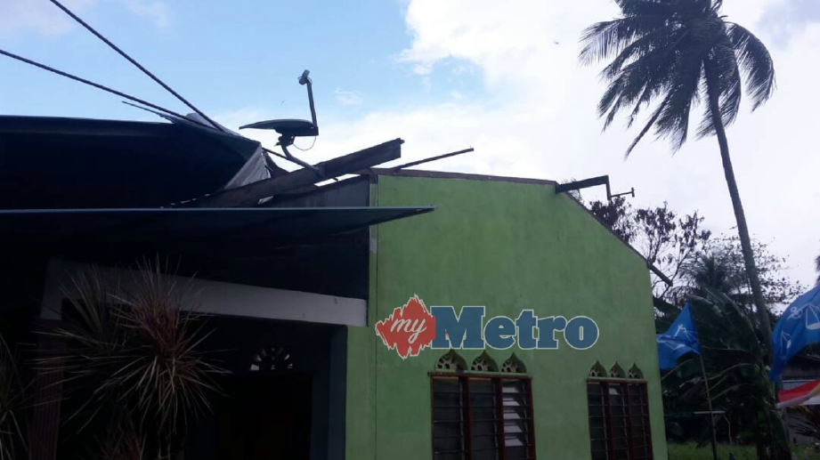 RUMAH di Kampung Seberang Pekan, Baling rosak apabila bumbungnya diterbangkan ribut dalam kejadian petang ini. FOTO ihsan pembaca