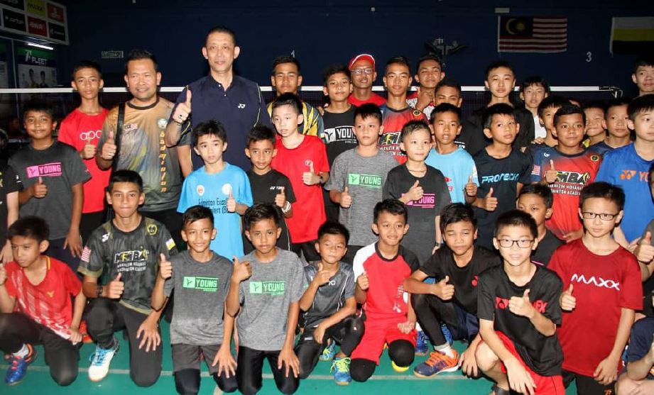 MISBUN bersama peserta Kejohanan Badminton Remaja Terbuka Manjung.