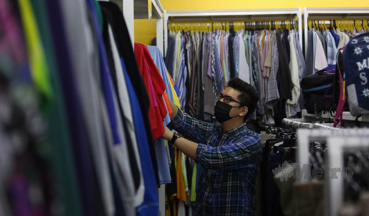 PELBAGAI jenis pakaian berjenama import dijual di kedai bundle milik Muhd Firdaus. FOTO Hazreen Mohamad