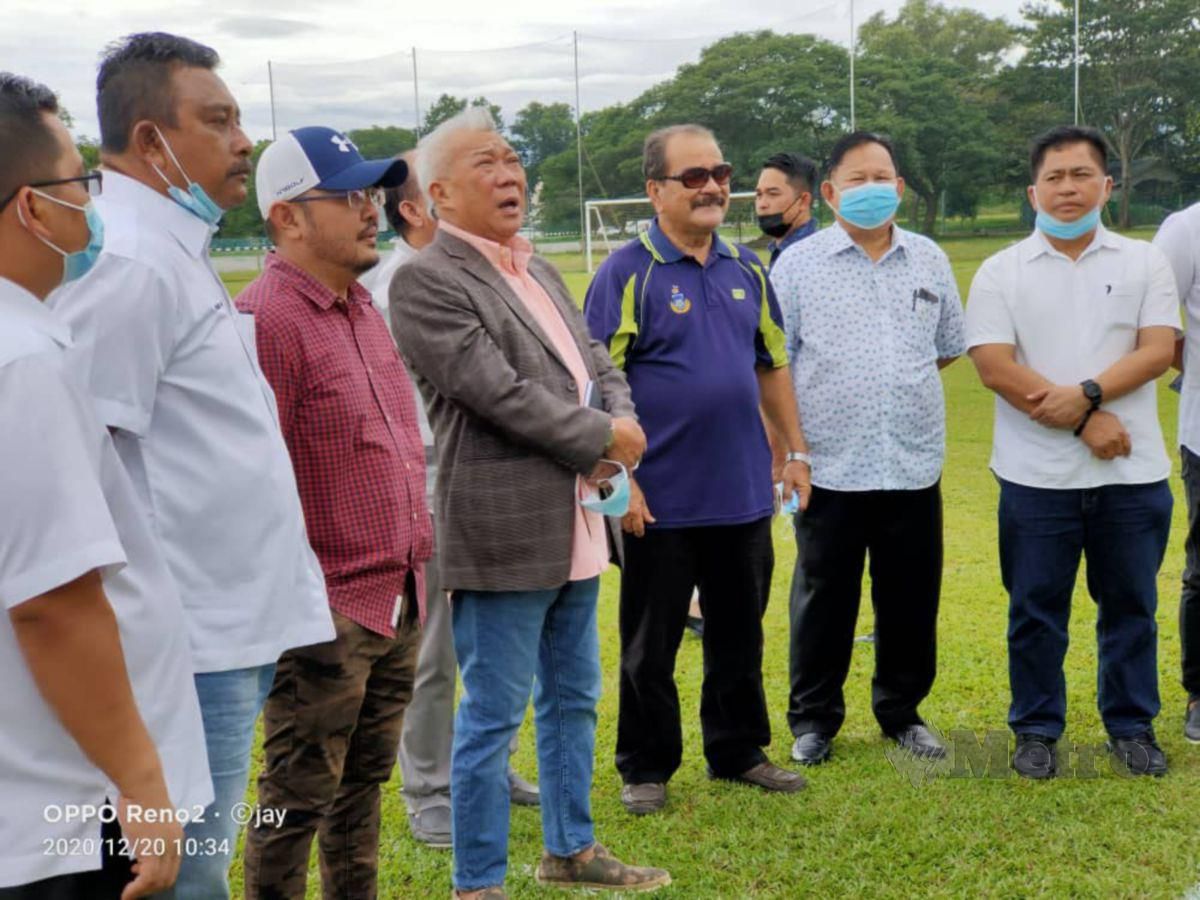 BUNG Moktar (empat kiri) meninjau keadaan padang latihan berhampiran pejabat SAFA selepas mesyuarat Jawatankuasa Eksekutif SAFA di Kota Kinabalu. FOTO Juwan Riduan