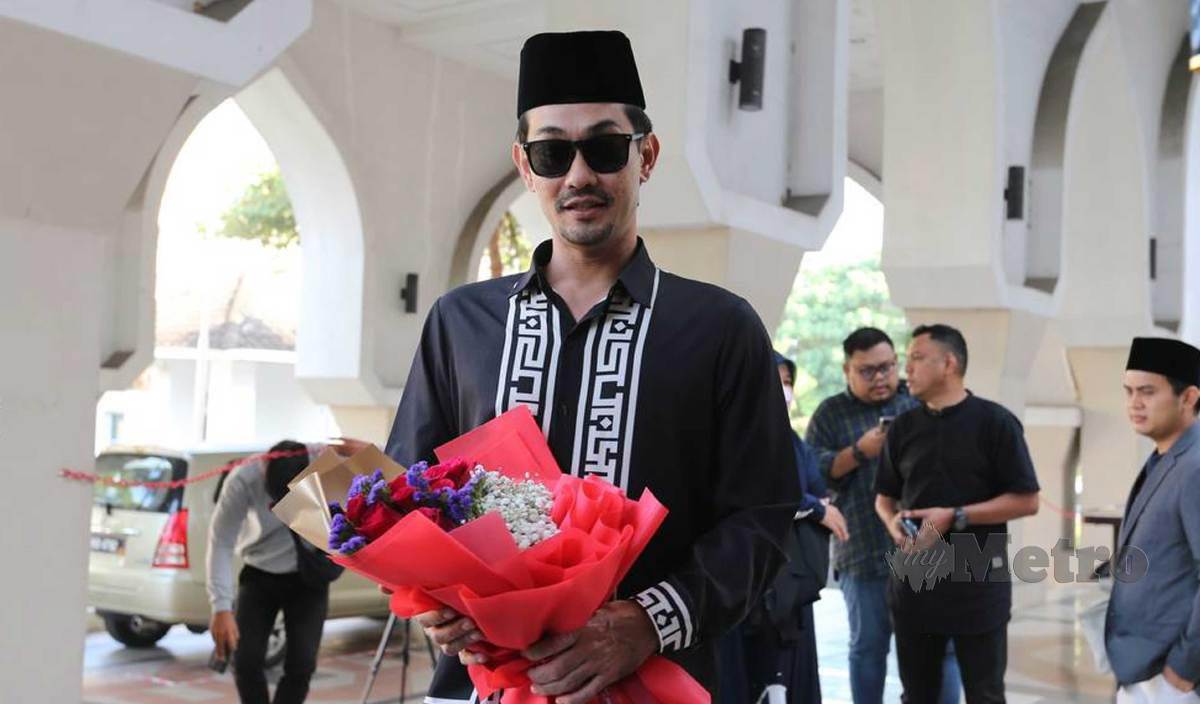 FARID Kamil tiba di Mahkamah Rendah Syariah Petaling, Subang Bestari dengan membawa sejambak bunga bagi memujuk isteri tercinta, Diana Danielle. FOTO Aswadi Alias