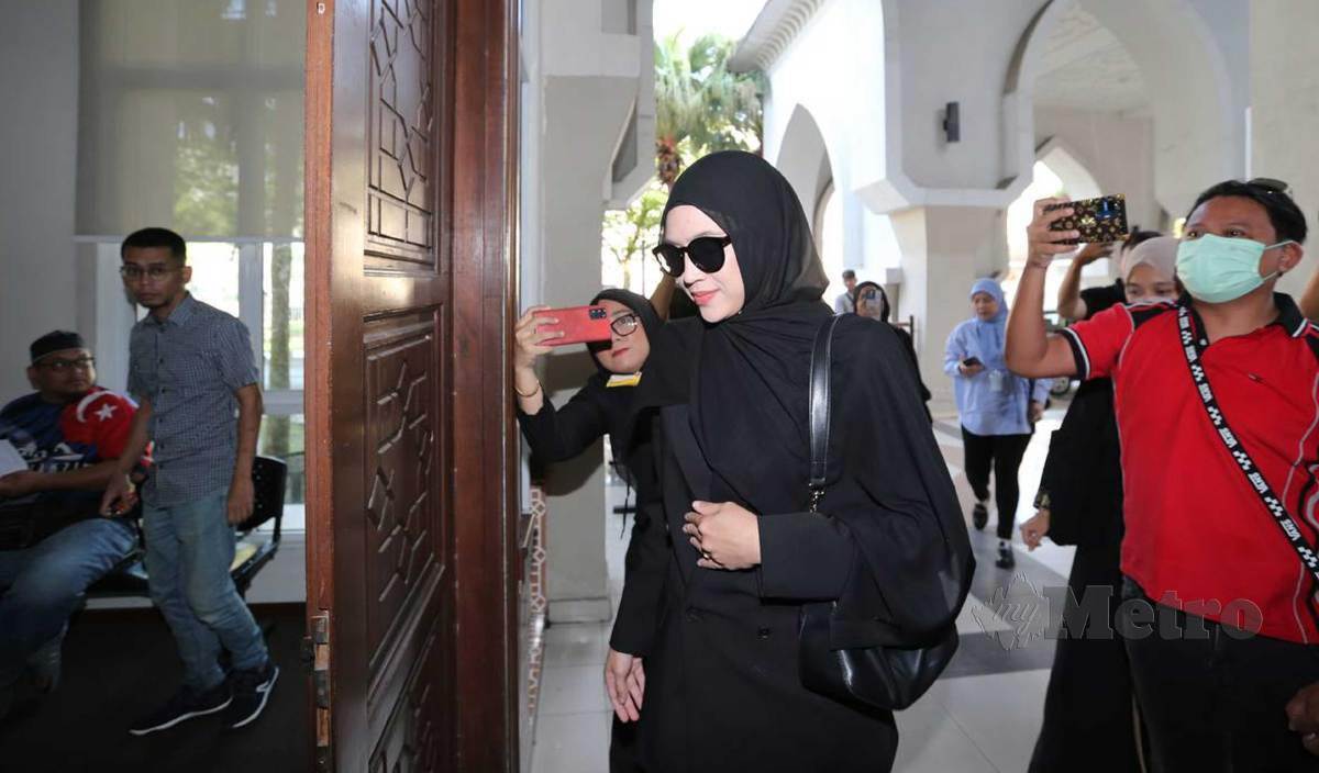 DIANA Danielle hadir di Mahkamah Rendah Syariah Petaling, Subang Bestari bagi pelantikan Jawatankuasa Pendamai (JKP) dengan suaminya Farid Kamil. FOTO Aswadi Alias