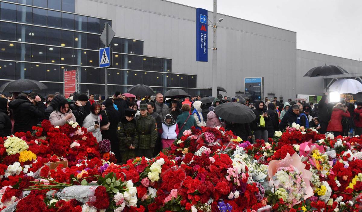 JAMBANGAN bunga diletak di hadapan  dewan konsert di Moscow  sebagai memperingati tragedi serangan    yang membunuh lebih 130 mangsa. FOTO AFP