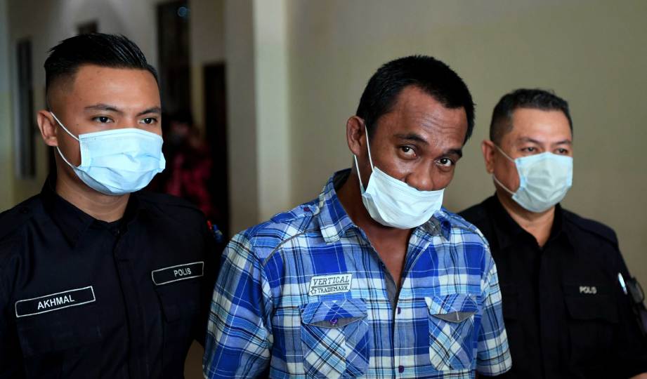 MOHAMAD Nawi Che Heng, (tengah) dibawa keluar Mahkamah Majistret Kuantan setelah berdepan dengan pertuduhan membunuh jiran Sulong Merah, di sebuah rumah di Kampung Peramu pada 1 Sept lalu. FOTO BERNAMA