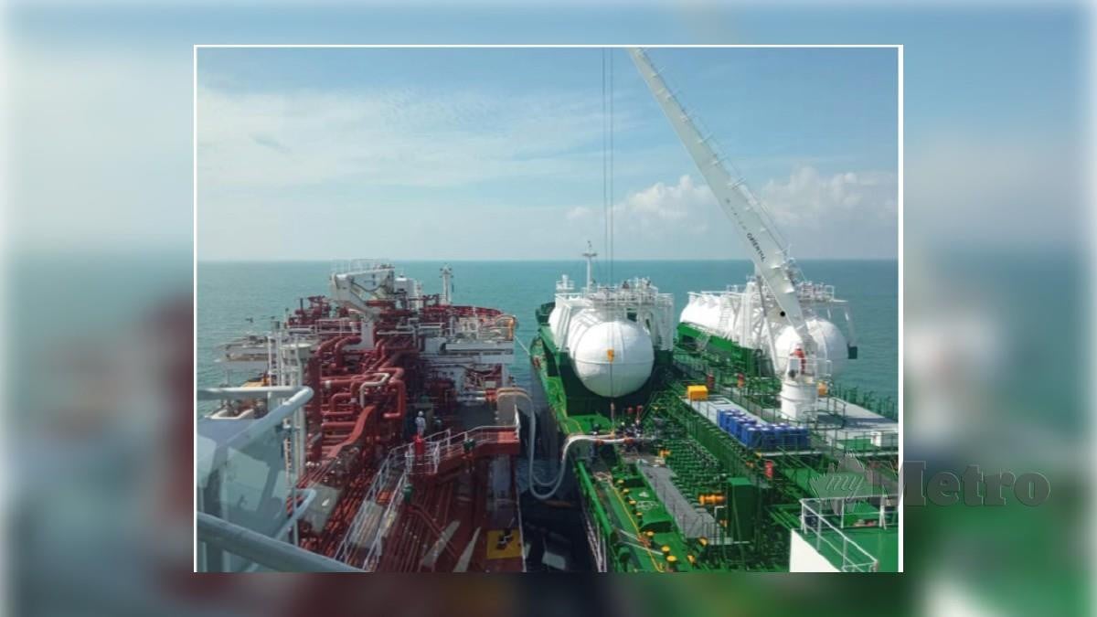 PELABUHAN Klang dan Petronas jalin kerjasama jalankan operasi ‘bunkering’ LNG pertama di kawasan pelabuhan di Pintu Gedung semalam. FOTO ihsan LPK
