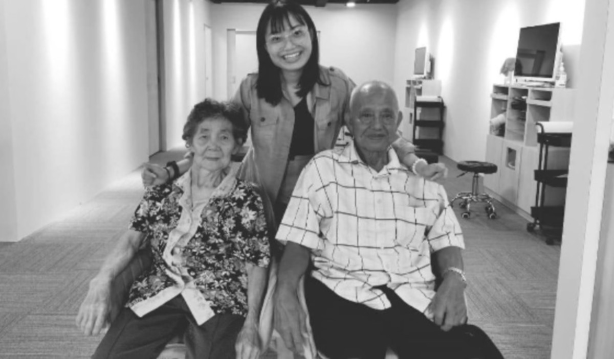 NG bersama mendiang ibu dan bapanya yang kini dirawat di ICU selepas makan ikan buntal. FOTO Ihsan Ng Ai Lee.