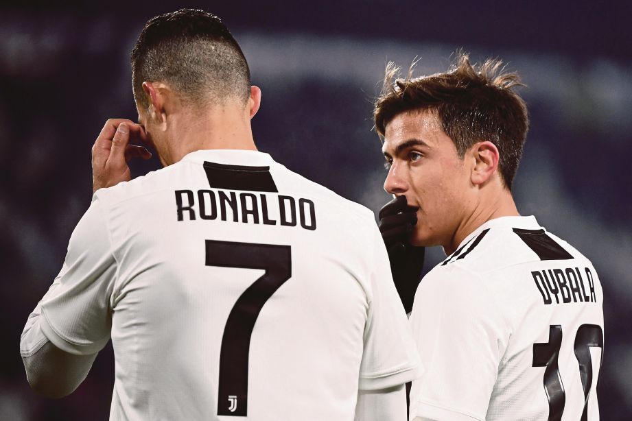 RONALDO (kiri) gagal sempurna penalti. FOTO/AFP
