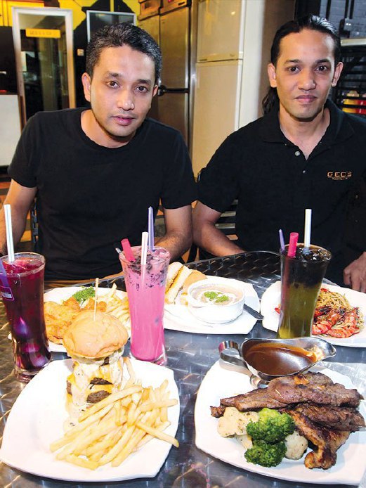 JUHAIRI  (kanan) dan Fauzi bersama menu istimewa Geo’s Street Cafe.