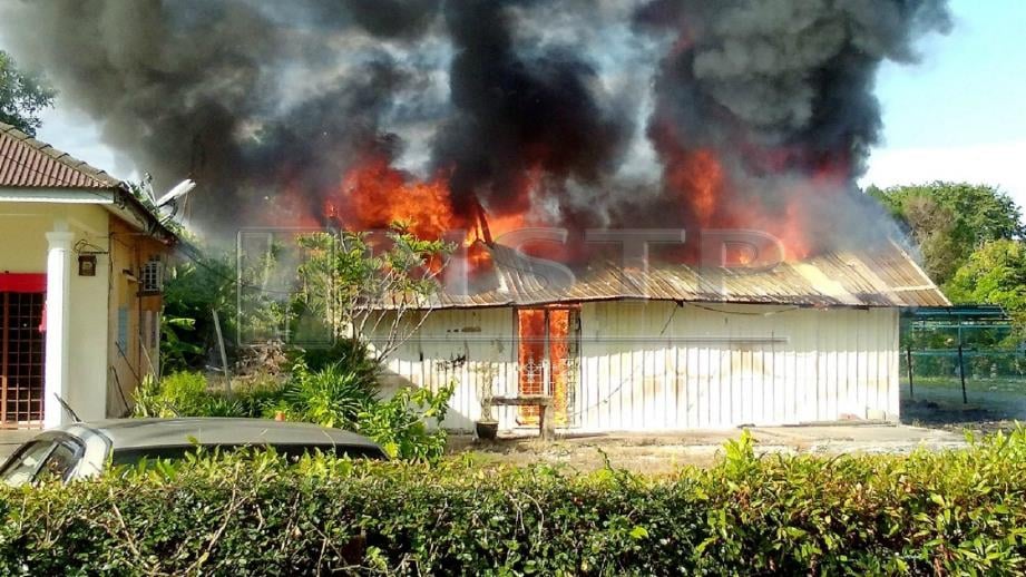 KEADAAN rumah pusaka yang terbakar. FOTO Ihsan Pembaca