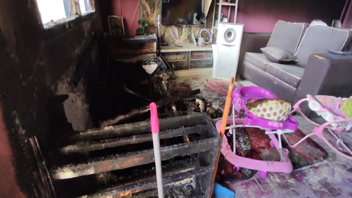 KEADAAN ruang tamu kediaman Lan Koperal Wan Asrol yang terbakar . FOTO Zaid Salim.