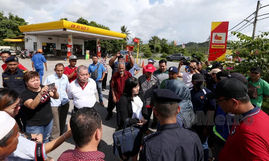 WAKIL peguam pemilik stesen minyak berunding dengan wakil Pejabat Daerah dan Tanah Padang Terap berikutan arahan merobohkan stesen minyak itu. FOTO Sharul Hafiz Zam.