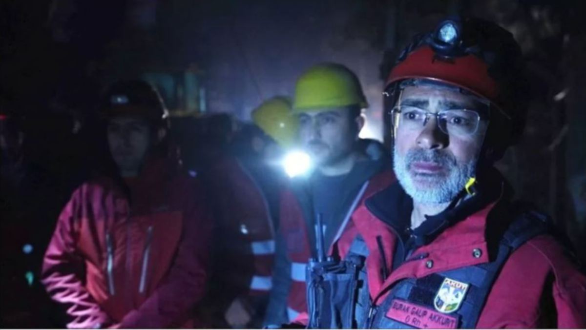 BURAK Galip Akkurt dan pasukan penyelamat mendengar bunyi yang datang dari bawah runtuhan akibat gempa. FOTO Agensi.
